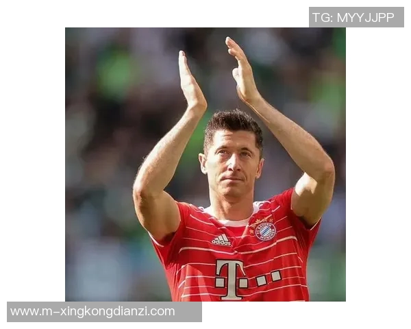 莱万重返安联球场引发拜仁球迷愤怒声讨：背叛与忘恩负义的争议之战